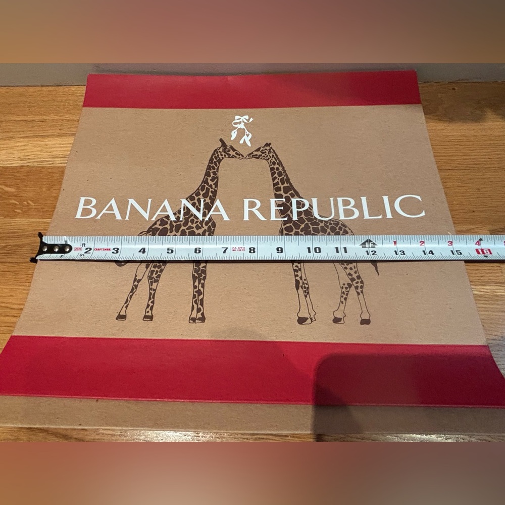 New Banana Republic medium Gift box w/ two giraffes graphic. Approx measurements